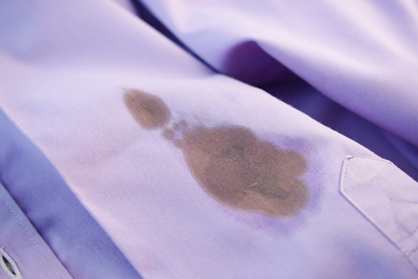 Como tirar mancha de açaí da roupa: dicas para salvar suas peças ...