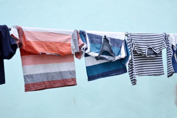 Roupas penduradas em uma corda de varal.