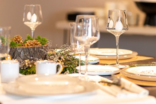 Como deixar a mesa de Natal impecável: dicas de limpeza e brilho