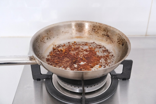 Como tirar queimado de panela