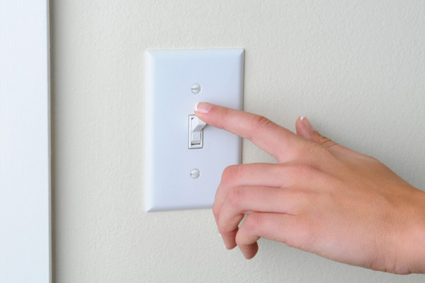Como limpar interruptor de luz encardido