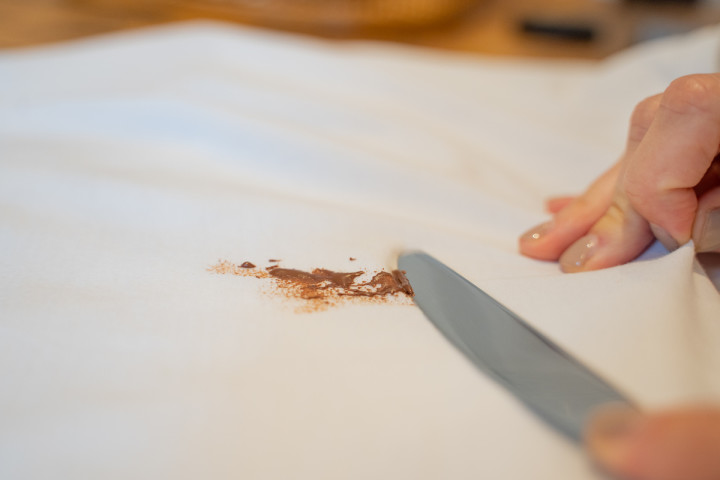 Como tirar mancha de chocolate da roupa: 5 dicas para usar | Cleanipedia