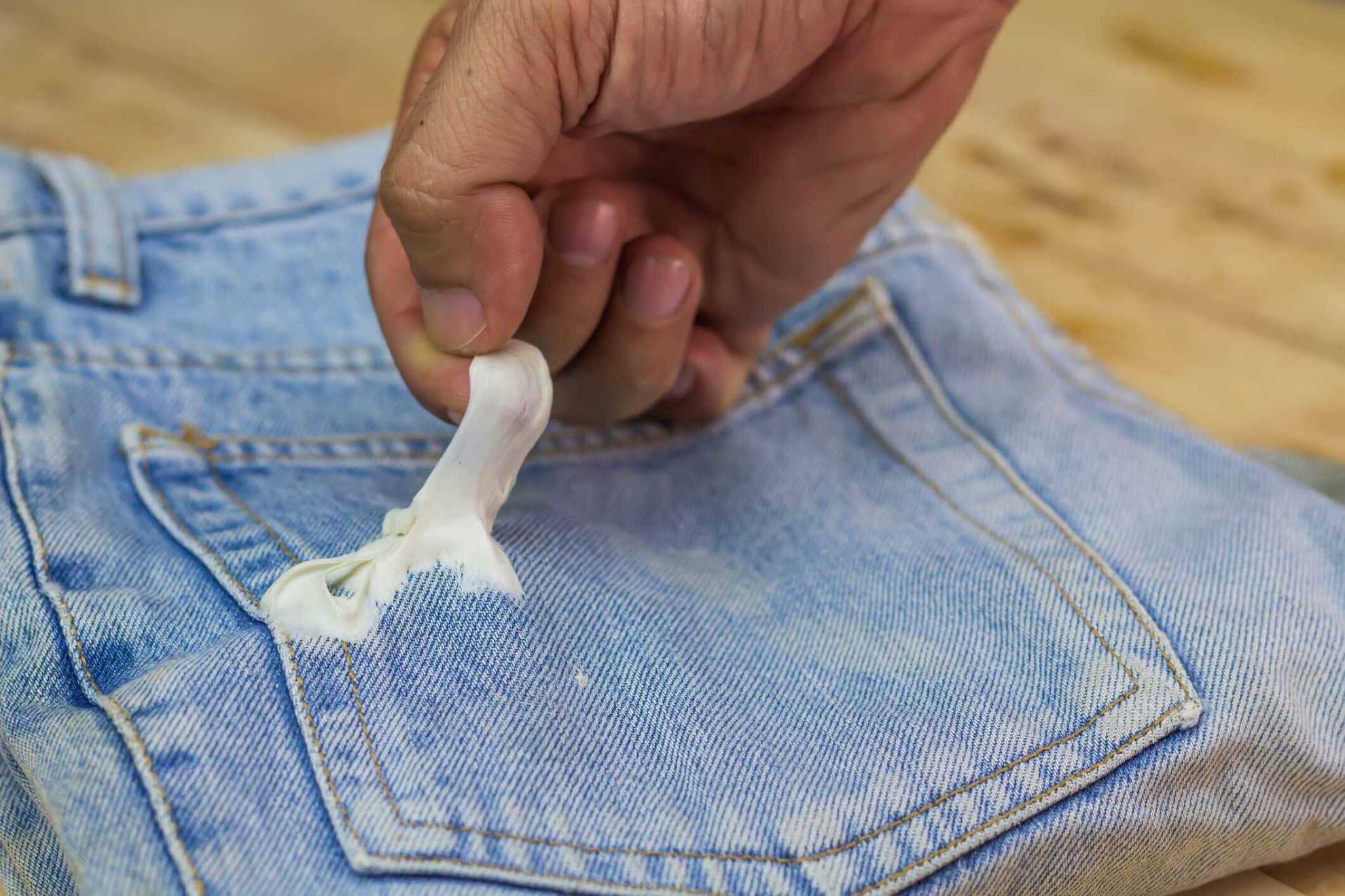 Como tirar chiclete da roupa: 8 dicas para você testar agora! | Cleanipedia