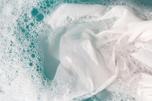 Como tirar mancha de roupa branca sem danificar o tecido