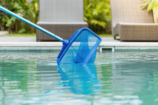 Como limpar piscina: o passo a passo simples | Cleanipedia