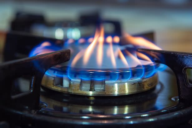 Bếp ga bị lửa đỏ do sắp hết ga