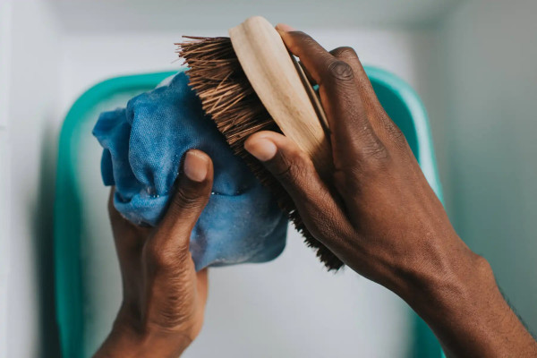 2 Cách tẩy keo dán nhựa trên quần áo nhanh gọn | Cleanipedia