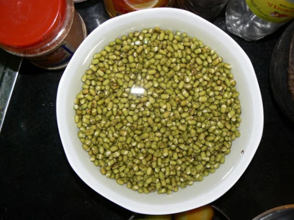 Bát đựng đậu xanh ngâm nước.
