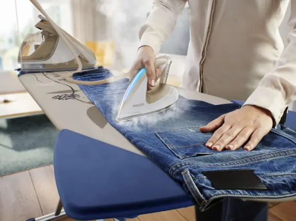 Sấy ủi quần jean ở nhiệt độ thấp để tránh tình trạng vải bị sờn và bạc màu nhanh