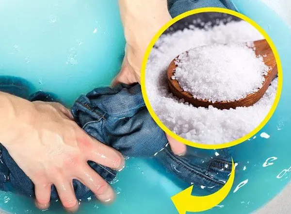 Cách giữ màu cho quần jean mới nhuộm bằng cách ngâm quần jean trong muối