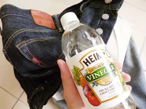 Cách làm quần jean không ra màu bằng giấm và nước giặt