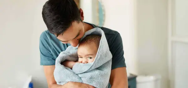 Không để áo choàng tắm cho bé tiếp xúc với mỹ phẩm