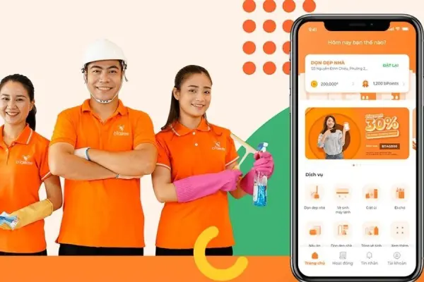 Ba nhân viên mặc đồng phục màu cam cầm dụng cụ vệ sinh và một ứng dụng dịch vụ làm sạch trên điện thoại.