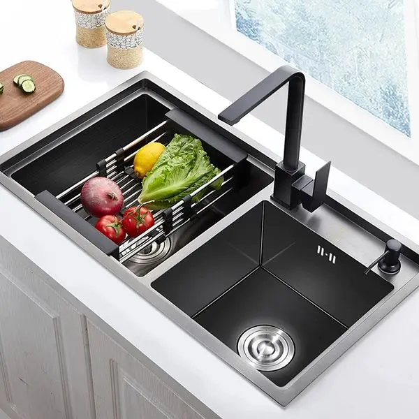 Dọn dẹp sạch rác thải bên trong chậu rửa bát