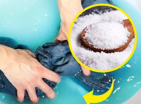Ngâm quần jeans với muối ở lần giặt đầu tiên