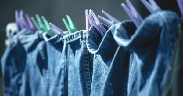 Cách giặt quần jeans không ra màu hiệu quả