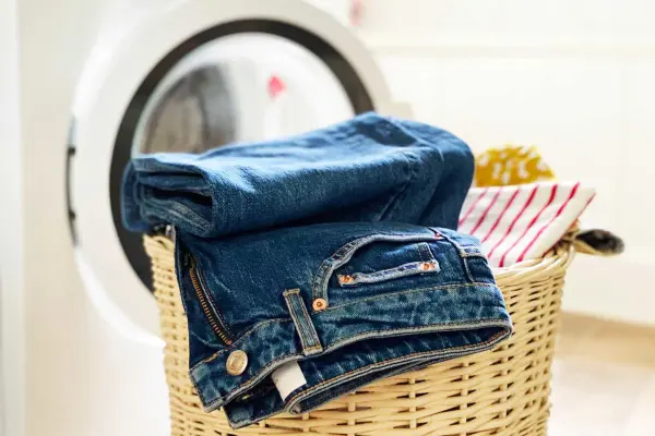 Không giặt quần jean mỗi ngày cũng là cách làm quần jean không phai màu hiệu quả