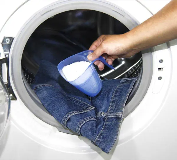 Không nên dùng bột giặt làm sạch quần jean