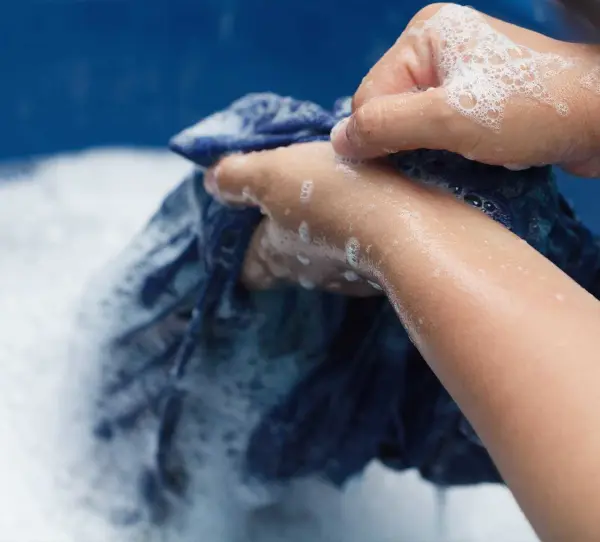 Cách giặt quần Jean không ra màu bằng bột giặt nước giặt giữ màu