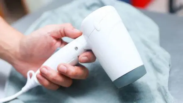 Cách tẩy chữ in dán trên áo bằng máy sấy tóc