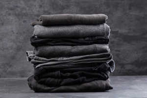 Color Negro Ropa Lavar Cómo lavar ropa negra sin que se destiña - Ver trucos | Cleanipedia