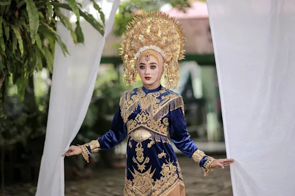 Wanita mengenakan pakaian adat Minangkabau dengan mahkota.