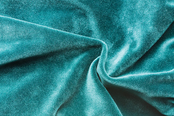 Tela de terciopelo verde con pliegues.