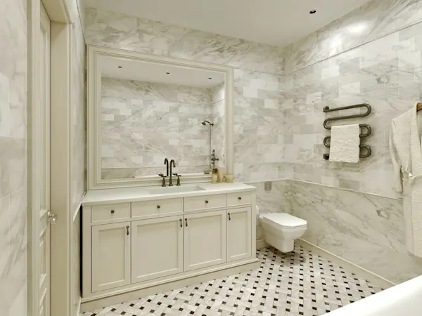 Kamar mandi mewah dengan lantai marmer, bak cuci, toilet, handuk, dan bak mandi terlihat.
