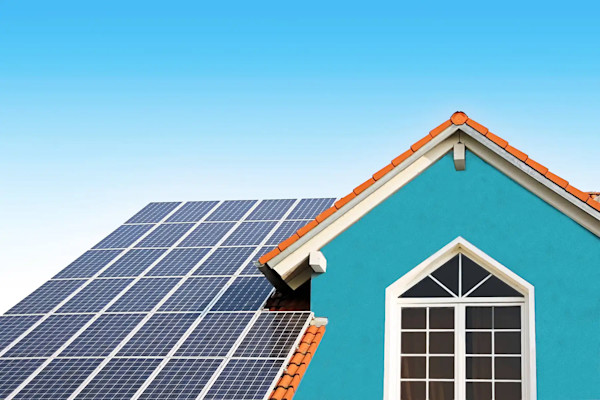 Panel surya pada atap rumah.
