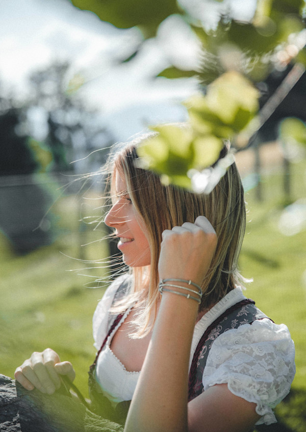Eine Frau in traditioneller Tracht, die im Freien steht.