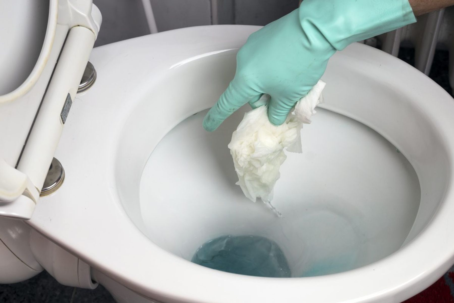 Kiểm tra bồn cầu thường xuy&ecirc;n