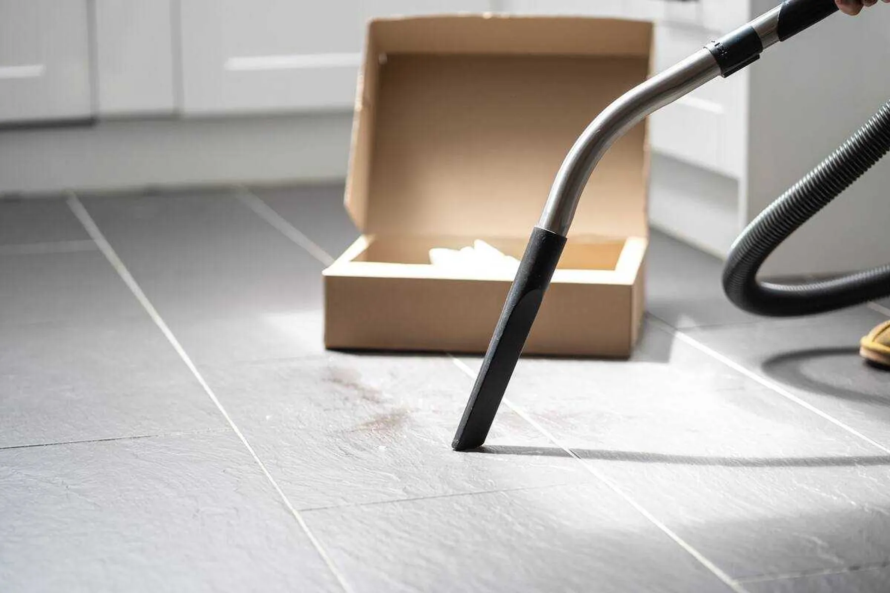 L&agrave;m sạch ống tho&aacute;t nước bồn rửa ch&eacute;n bằng m&aacute;y h&uacute;t bụi